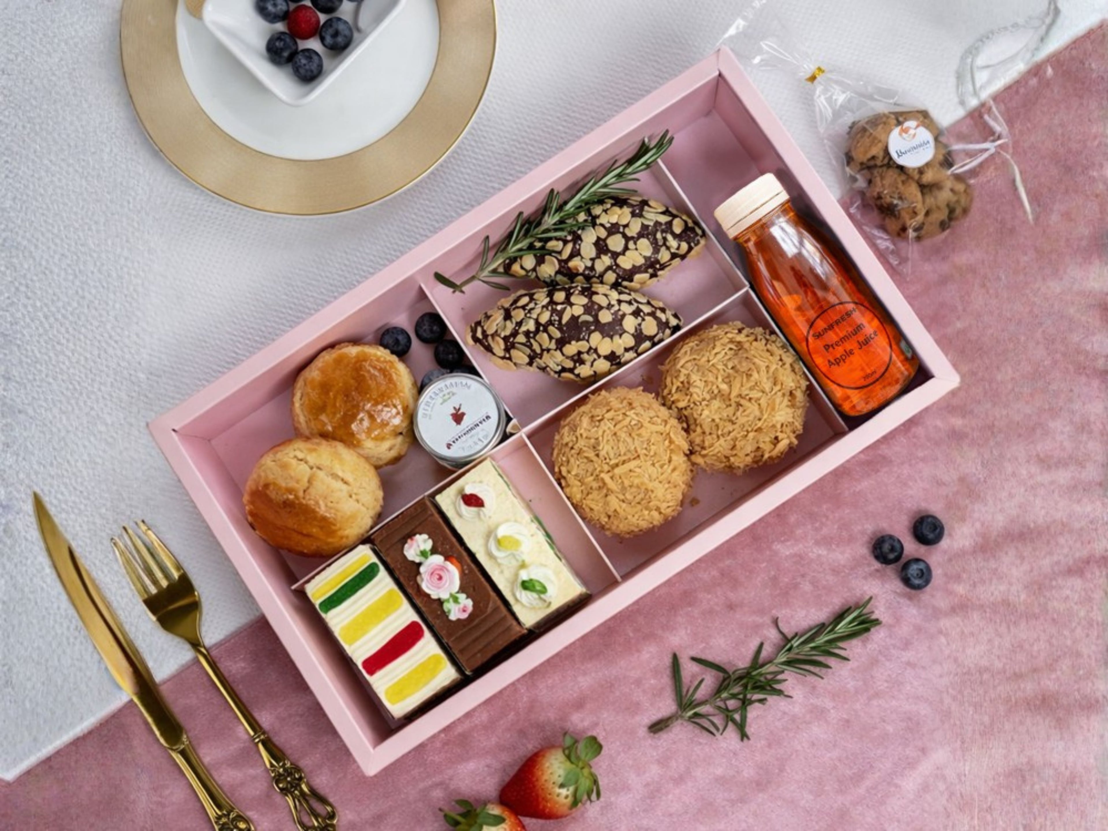 Breaking Fast Corporate Gift - SET B @ $18.80/box ($20.49 w/ GST) for Min 10boxes