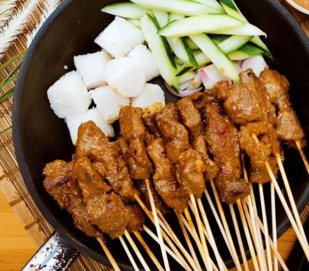 LIVE STN- Kampong Grilled Chicken Satay (1 person 5 Sticks) Charcoal-Grilled Chicken Satay served with Ketupat, Cucumbers, Onions served on Traditional Banana Leaf
