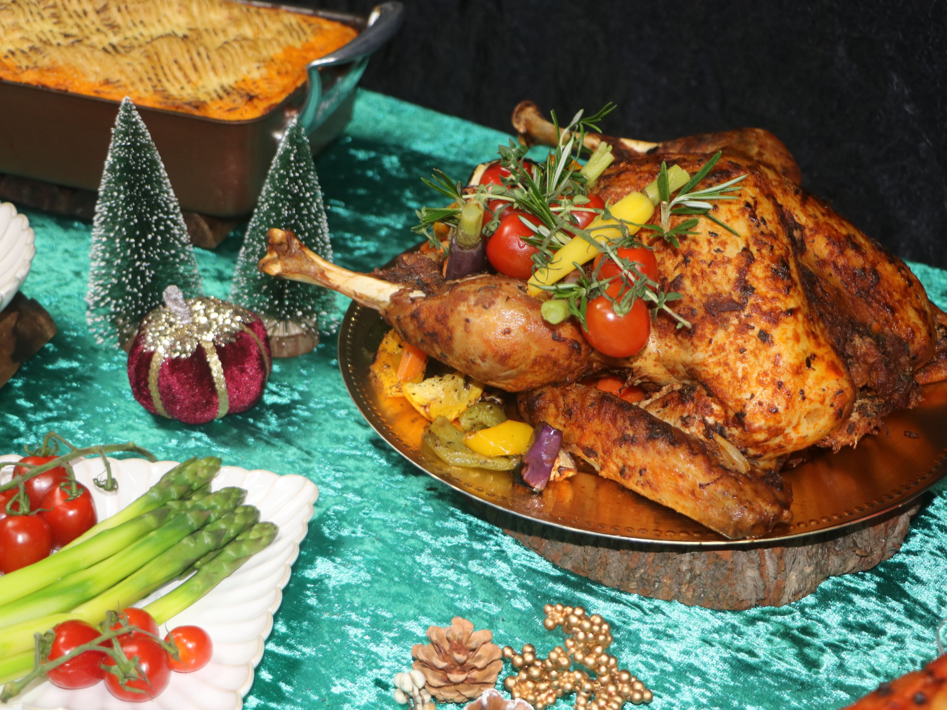 SD Christmas Roasted Whole Turkey with Chesnutt Stuffing, Honey Mustard & Black Pepper Cream Sauce (4-5KG)