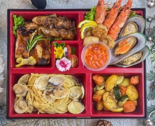 Christmas Premium Lacquer Box - Menu B $39.80 ($43.38 w/GST) Min 10Pax